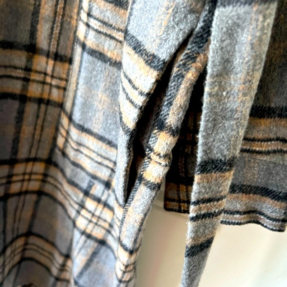 Unknown brand. Tag remvd. Size m. Oversized fit with waist tie belt. Cute plaid! - Picture 3 of 6